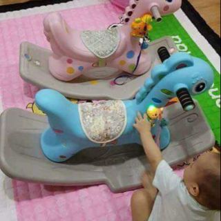 Ngựa bập bênh có nhạc cho bé