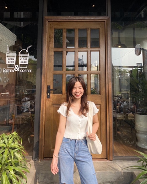 [Mã WASKT304 giảm 15% tối đa 30K đơn 99K] Áo thun ôm nút bọc viền ren | BigBuy360 - bigbuy360.vn