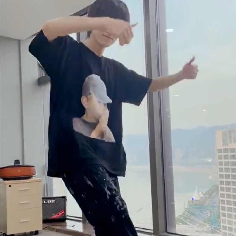 Áo thun ngắn tay Tnt Tống Á Hiên in hình em bé