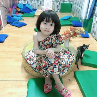 Váy hoa lệch vai bé gái