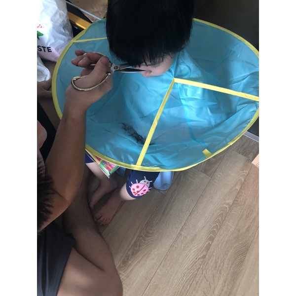 Áo choàng cắt tóc cho bé có thể gấp gọn giúp không dính tóc lên người