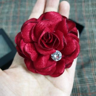 Hoa cài áo đỏ rực rỡ handmade