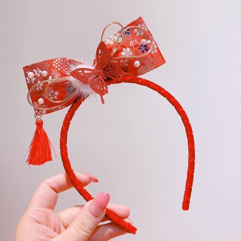 Cài đỏ diện Tết