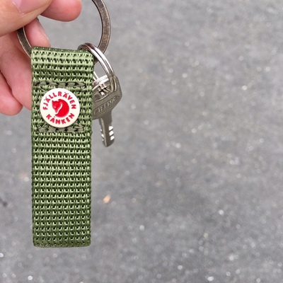 Móc khóa Fjallraven Kanken bằng kim loại màu cầu vồng