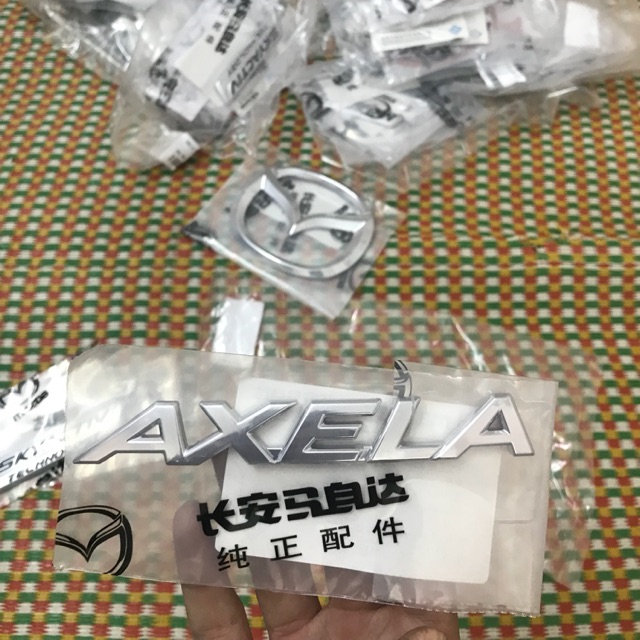 Chữ Axela của xe Mazda 3