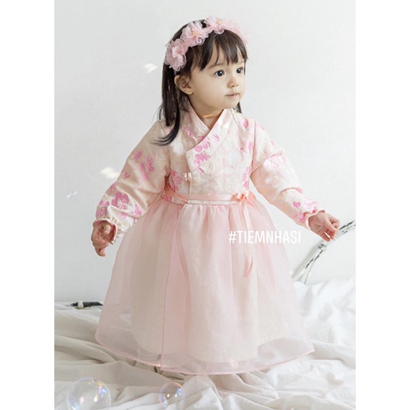 Hanbok hồng cho bé gái