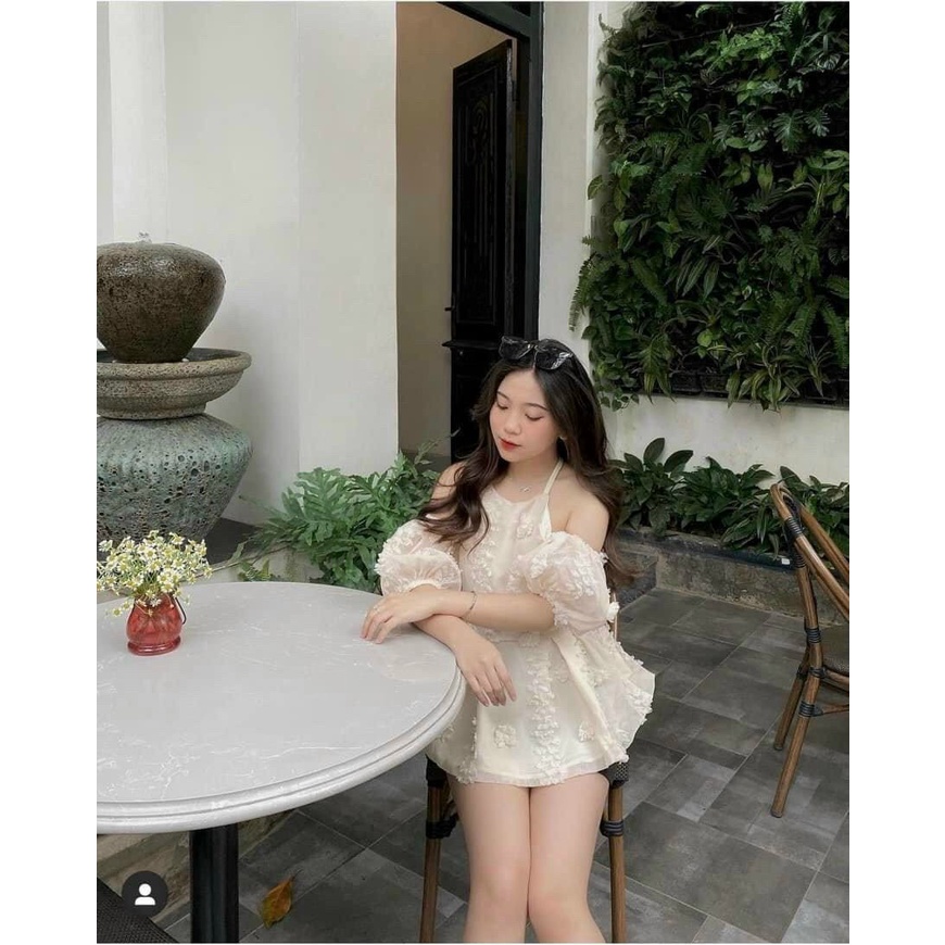 Set áo nude hoa nổi cổ yếm rớt tay short đen