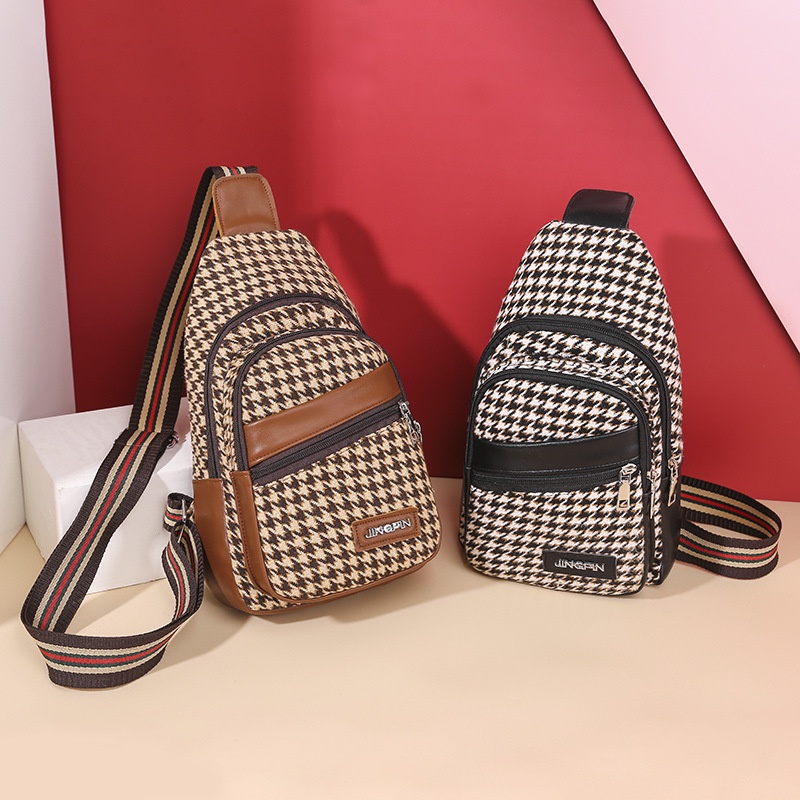 Túi đeo chéo vai và trước ngực màu tương phản dễ phối đồ cho nữ