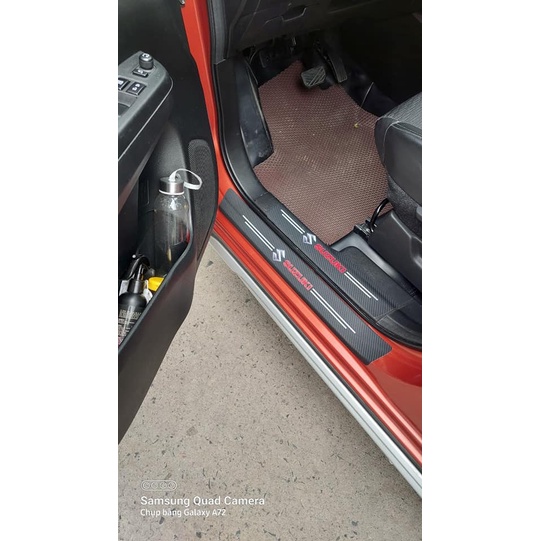 Dán bậc vân cacbon logo Suzuki dành cho Xl7, Ertiga, Swift,Vitara,Ciaz, Celerio