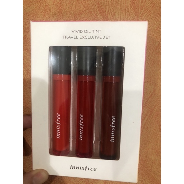 Son Innisfree Vivid Oil Tint giúp dưỡng ẩm môi