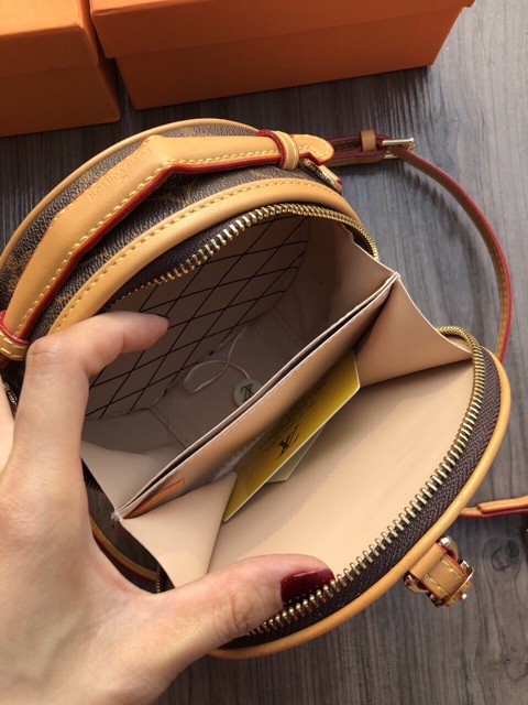 Túi dáng tròn xinh nguyên hộp size 18 bỏ vừa điện thoại plus | BigBuy360 - bigbuy360.vn