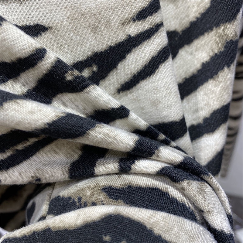 Áo thun tay dài họa tiết sọc ngựa vằn phong cách mùa đông mới sành điệu dành cho nữ