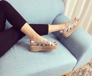 Giày sandal đế cói mang cá tính