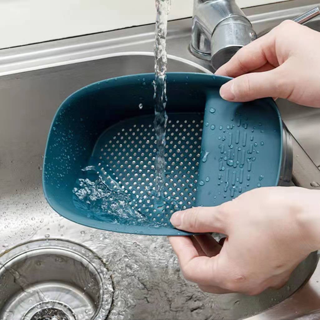 Rổ đựng mút xốp rửa chén có lỗ thoát nước thừa treo trên bồn rửa trong nhà bếp/nhà tắm