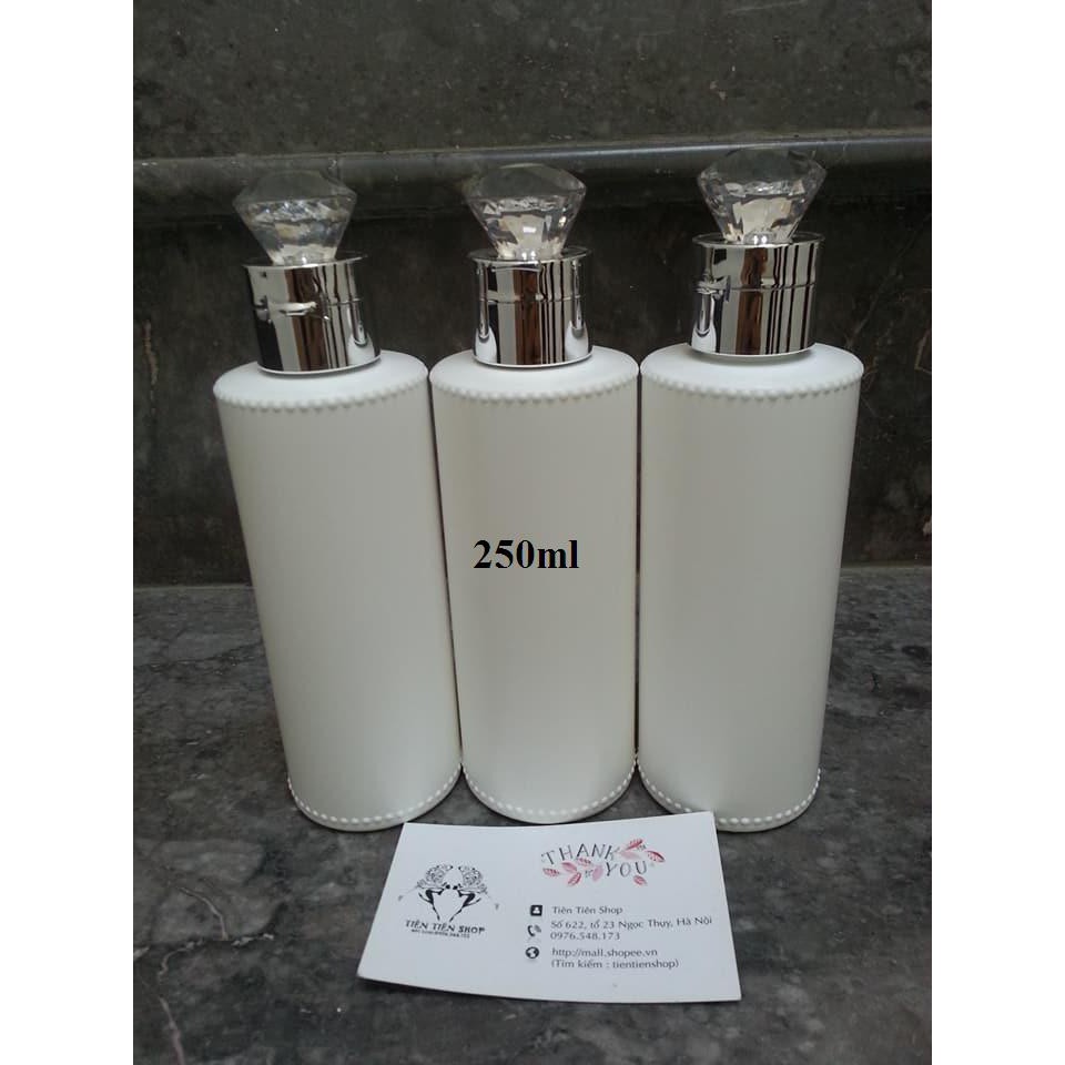 Chai nhựa trắng nắp kim cương 250ml Zn18