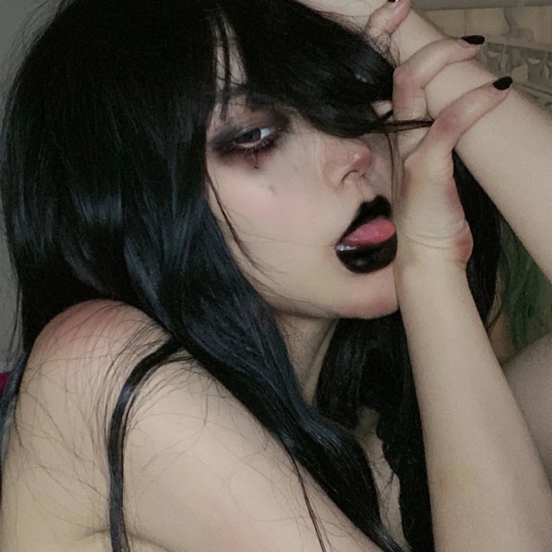 Son môi màu đen phong cách gothic dùng để hóa trang halloween