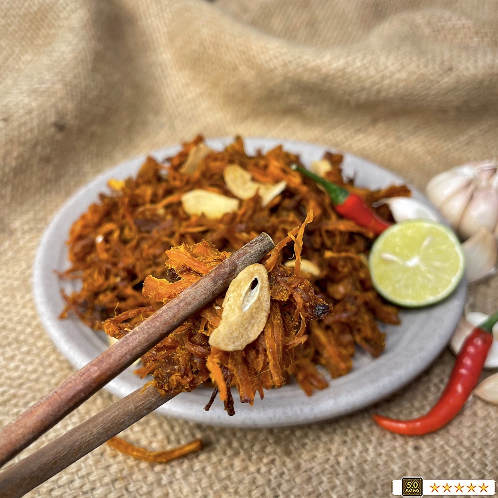 Heo khô cháy tỏi, khô lợn 300g Làng Ăn Vặt thịt nạc tươi cay nhẹ, đồ ăn vặt Đà Lạt thơm ngon bổ rẻ | BigBuy360 - bigbuy360.vn