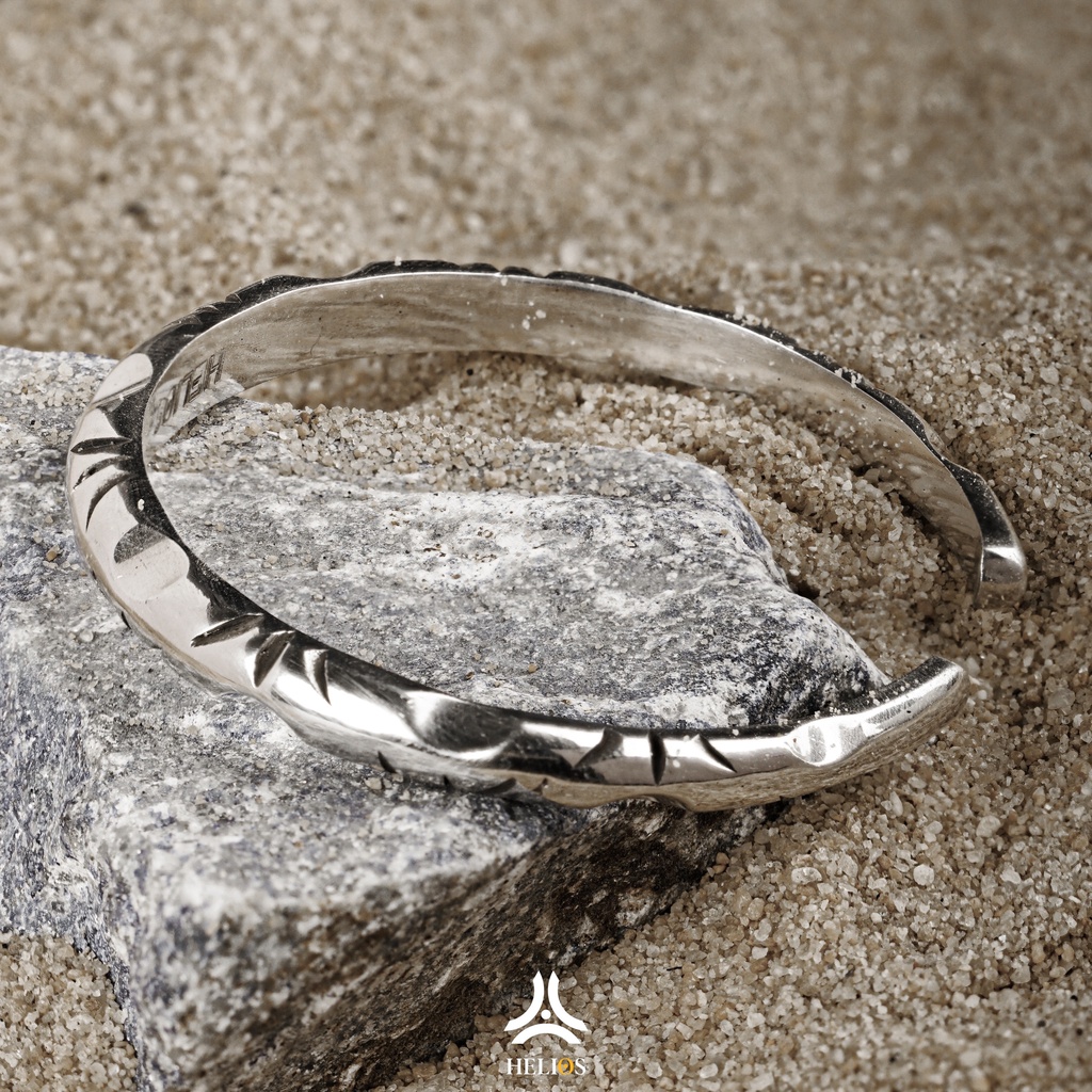 Vòng tay bạc nam, nữ HeliSilver Brave Cuff VTBN0138