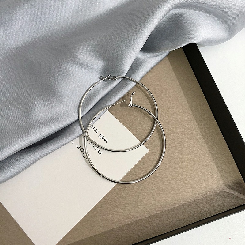 Hoa tai dáng tròn thiết kế đơn giản hợp thời trang cho nữ