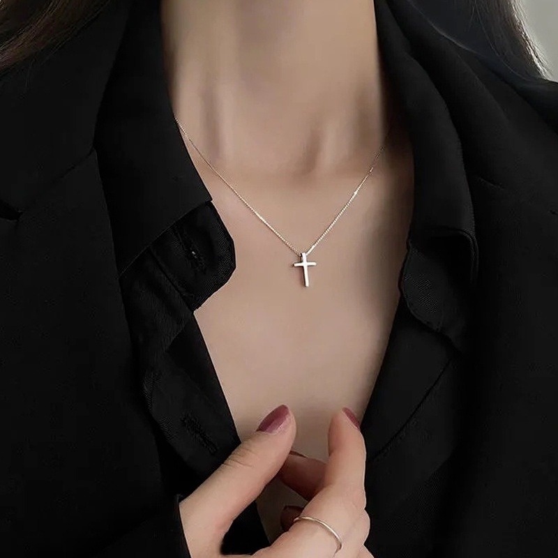Vòng Cổ Choker Bằng Kim Loại Mỏng Màu Sắc Hình Chữ Thập Đơn Giản