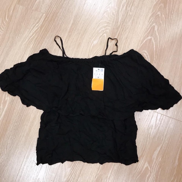 Áo trễ vai pull&pear màu đen, size S,abce cotton mềm mát, áo mới nhưng không còn tag. Áo chuẩn authentic, dáng xuông nhẹ