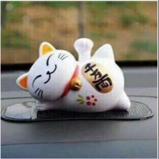 Mèo thần tài, mèo may mắn vẫy tay