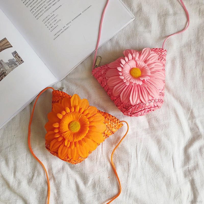 Túi đeo chéo phối hoa dễ thương cho bé gái