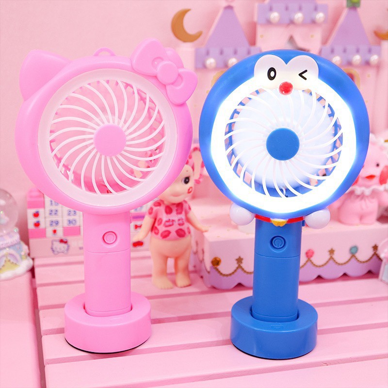 Quạt cầm tay mini tích điện để bàn có đèn hình Doraemon, Hello Kitty cực kỳ dễ thương