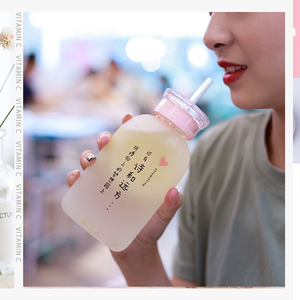 Bình nước thủy tinh đổi màu dòng chữ "Bất Ổn" có ống hút dung tích 480ml năm 2022