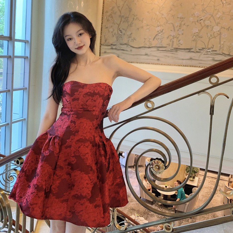 Đầm ống đỏ cúp ngực thêu hoa nổi bật siu đẹp (có hình thật)