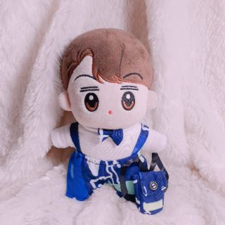 Outfit cho Doll 20cm. Quần yếm màu xanh họa tiết hình thú. Kèm áo thun coton trắng. Có nơ cổ. Tặng kèm balo .