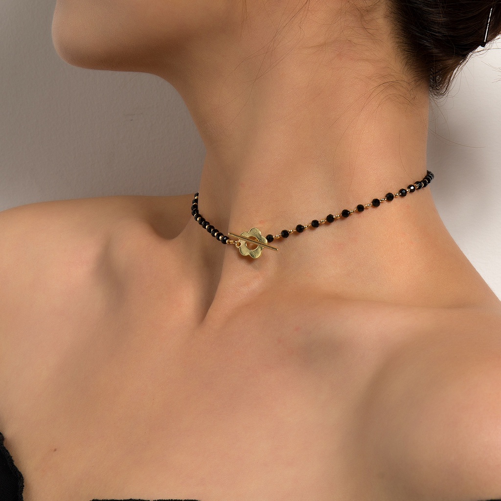 Vòng Cổ Choker Đính Hạt Thủy Tinh Đen Mặt Hoa Đơn Giản Cá Tính Dành Cho Nữ