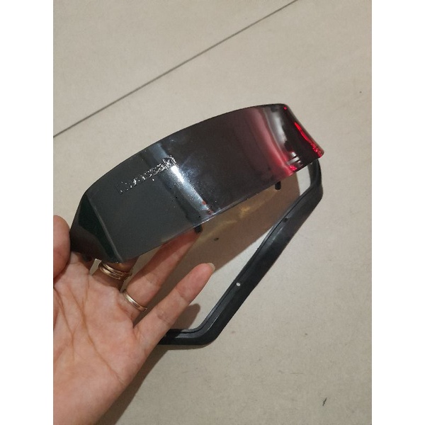 Kính chắn gió xe Max III hay Max Neo 4 chân.