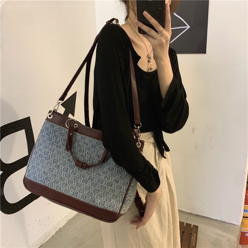 Túi đeo vai IELGY vải denim cỡ lớn phối móc khóa trái tim dành cho nữ