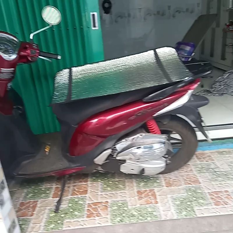 Tấm lót che yên xe máy chống nắng nóng 2 MẶT BẠC