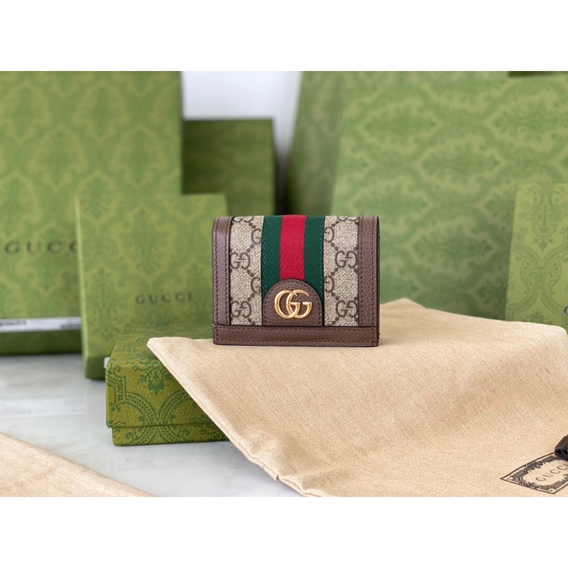 Ví nhỏ gấp Gucci đựng thẻ tiện lợi, nhỏ nhắn dễ mang theo người.