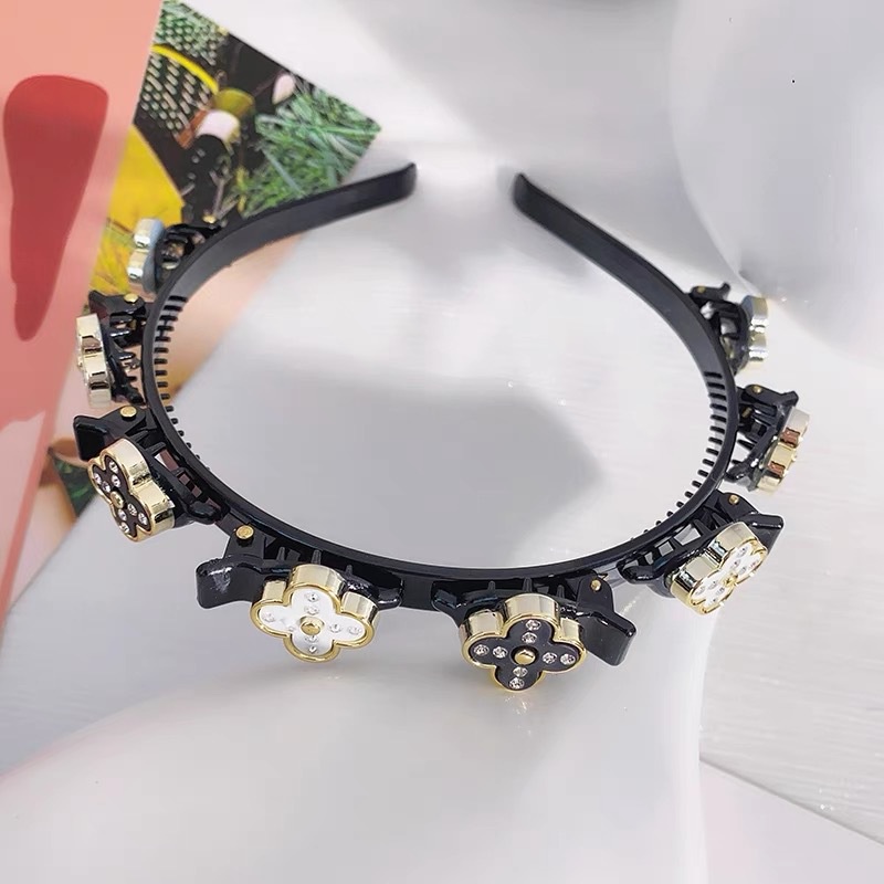 Cài tóc trang trí hoa đính ngọc trai kiểu Hàn Quốc đơn giản hỗ trợ cho bạn gái rửa mặt