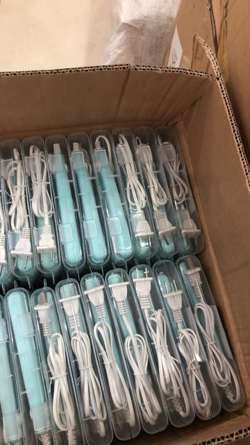 Duỗi tóc có hộp nhựa.