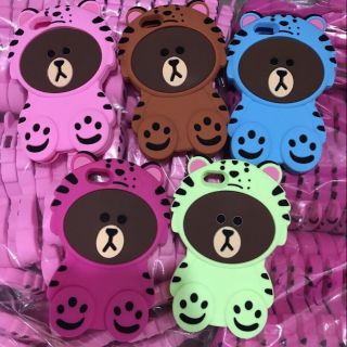 Ốp lưng gấu nâu mặc áo iphone