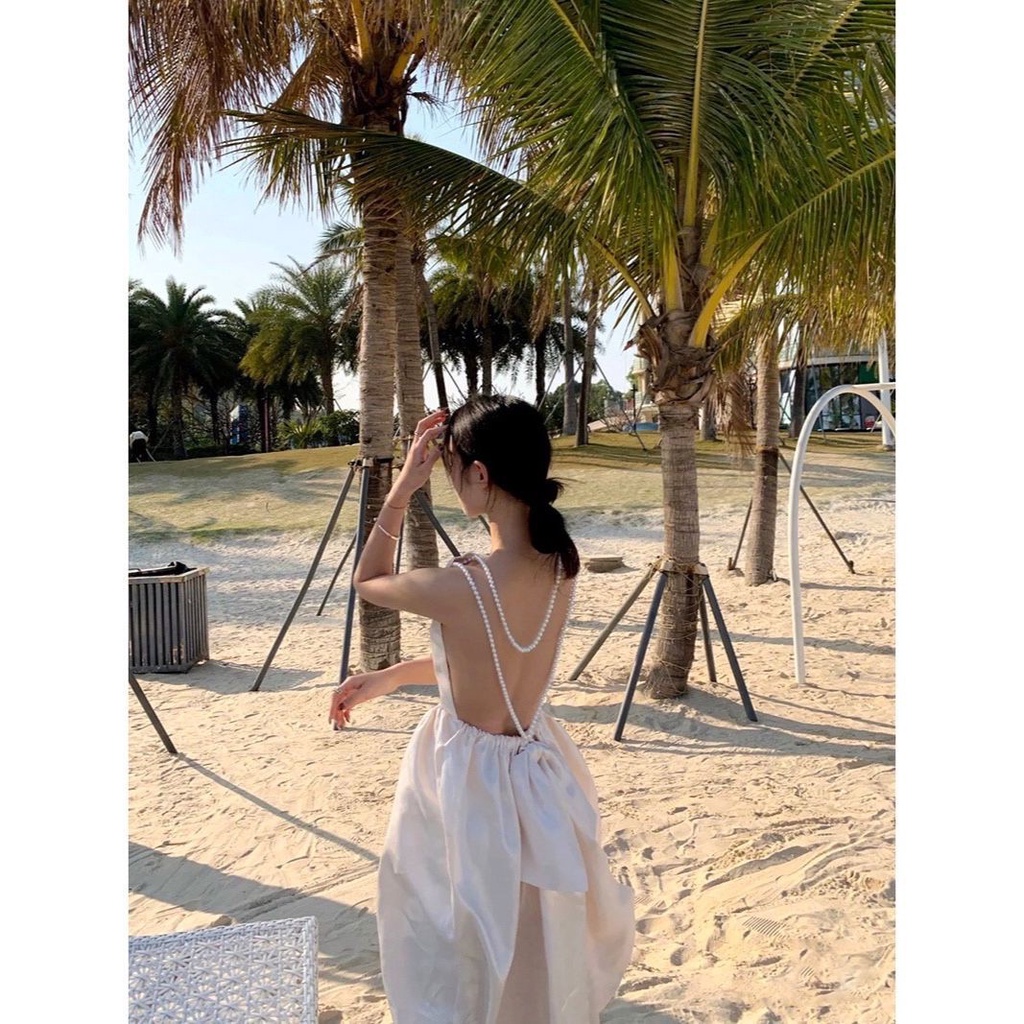 Đầm hở lưng thắt nơ đính ngọc trai thời trang đi biển