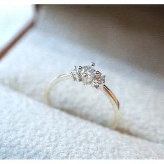 Nhẫn trơn đính 3 viên đá nhỏ