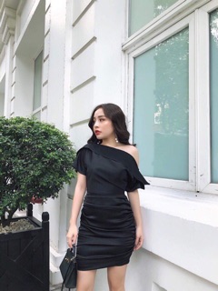 Váy lụa lệch vai