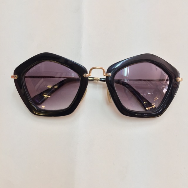 Kính mát MiuMiu đẳng cấp của nữ