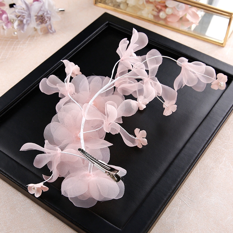 Kẹp tóc hoa hồng cho cô dâu