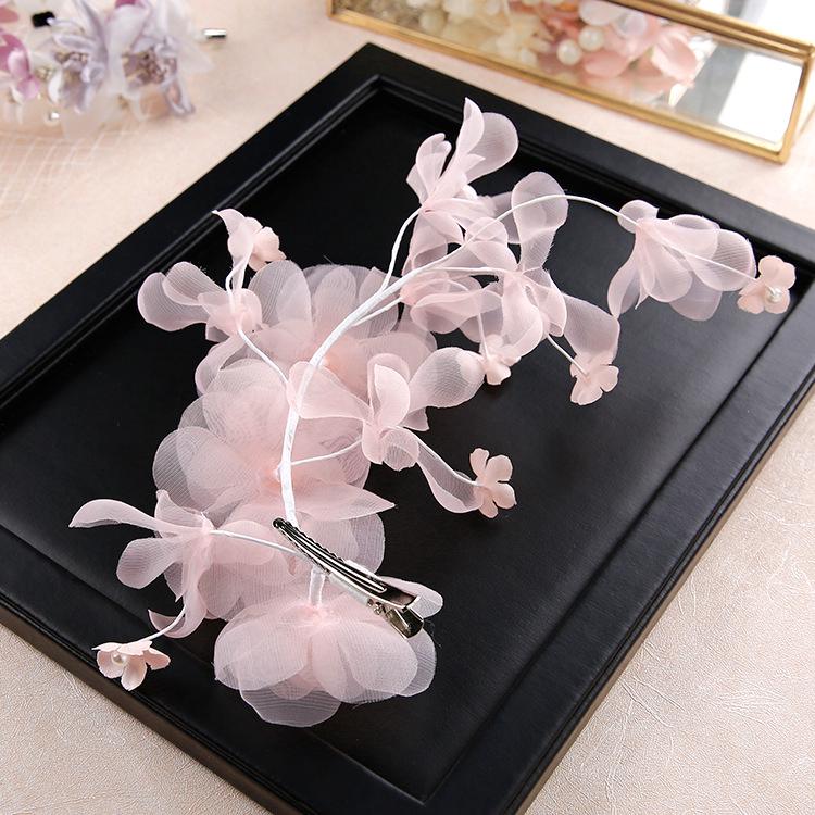 Kẹp tóc hoa hồng cho cô dâu