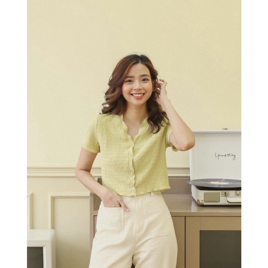 Áo kiểu form croptop tay ngắn cổ chữ V vải xốp cài nút dễ thương Ario Top - Sibling House