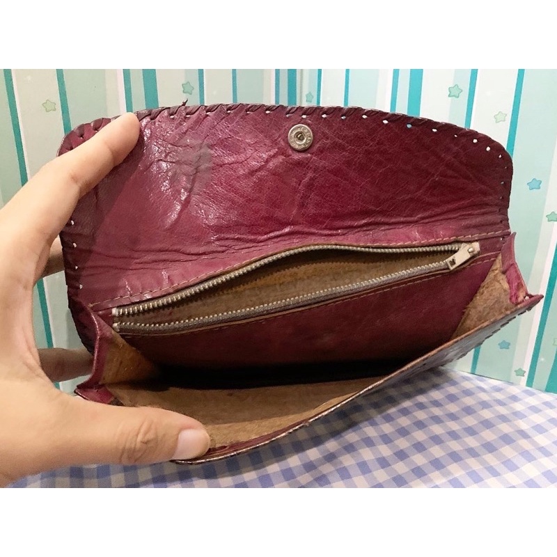 Ví da thật handmade thủ công đỏ đô khắc hoạ tiết chim công