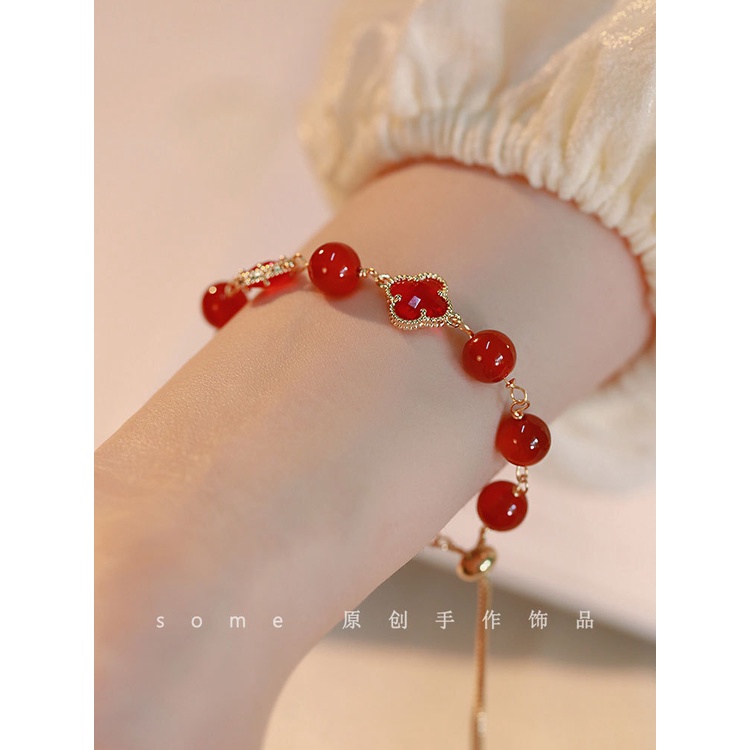 Vòng Tay Cỏ Bốn Lá Đính Hạt Tròn Màu Đỏ Thiết Kế Niche