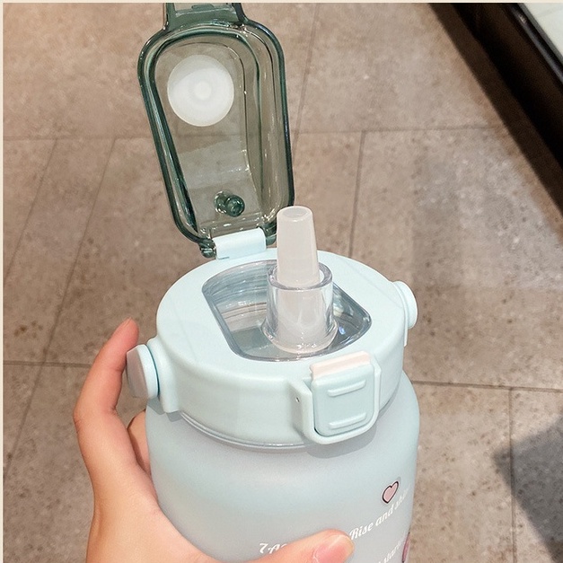 Bình đựng nước thể thao, tập gym 2L có chia vạch báo giờ uống nước to 2 lít chất liệu an toàn tặng kèm ống hút cute