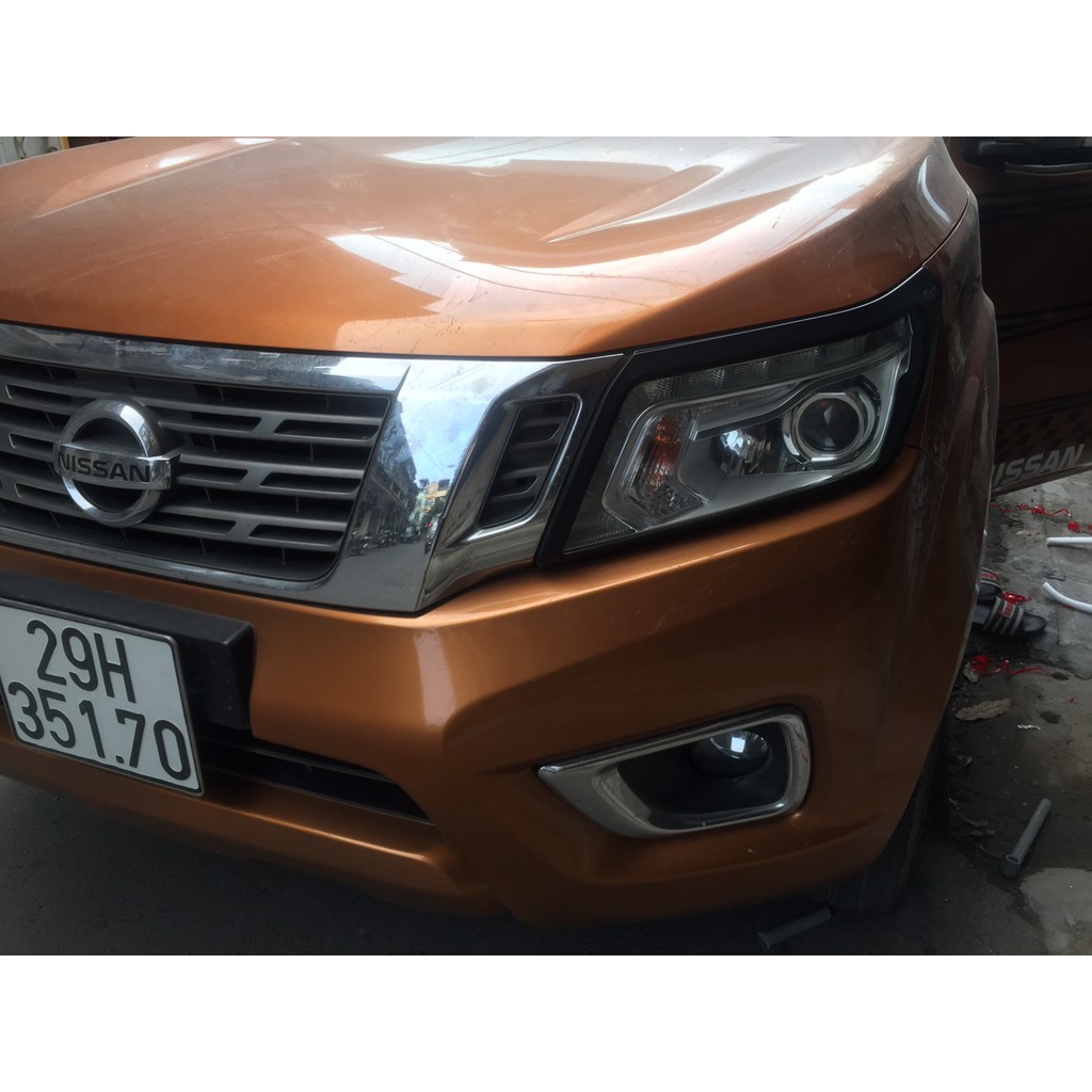 Ốp Viền Đèn Nhựa Đen Xe Nissan Navara NP300 đời 2016 đến 2020